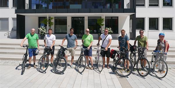 Die Gruppe der FahrRadberatung Thalheim mit den Rädern vor dem Marktgemeindeamt Thalheim.