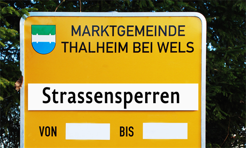 gelbes Verkehrsschild mit Text Straßensperren