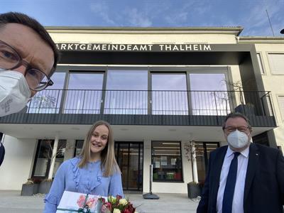 Sportreferent Vizebgm. Ing. Klaus Mitterhauser macht ein Selfie von sich, Victoria Glück und dem Bürgermeister vor dem Marktgemeindeamt Thalheim.