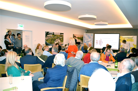 Das Foto zeigt den Agenda 21 Infoabend mit vielen Besuchern im Marktgemeindeamt Thalheim