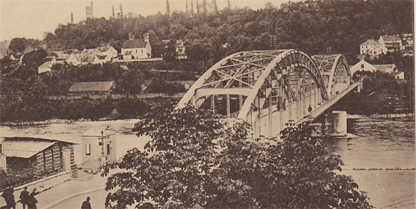 Altes Schwarzweiß-Postkarte, wo die Traunbrücke abgebildet ist. Vermutlich Anfang der 1900er Jahre.
