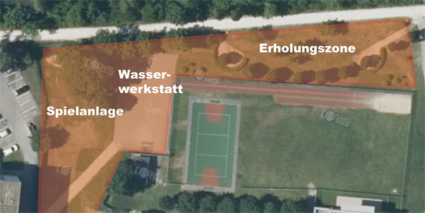 Orthofoto wo die Projektfläche an der Traun, rund um die Volksschule Thalheim, eingezeichnet ist.