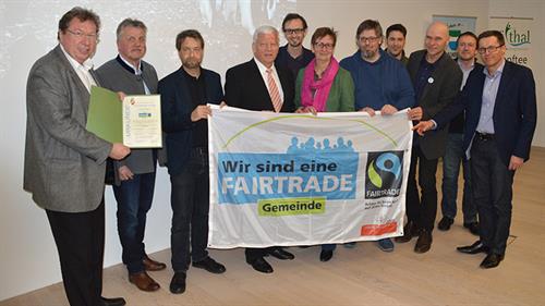 Übergabe der Fairtrade-Urkunde an die Vertreter der Marktgemeinde Thalheim.