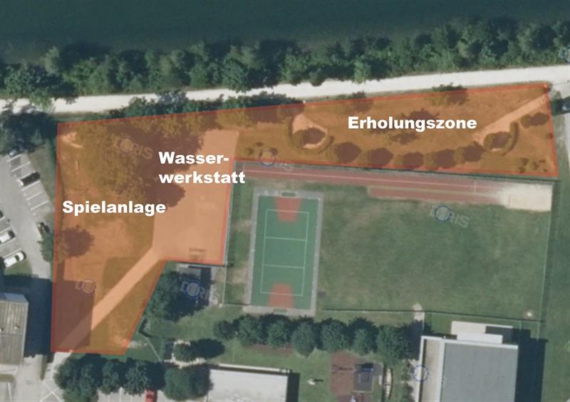 Orthofoto wo die Projektfläche an der Traun, rund um die Volksschule Thalheim, eingezeichnet ist.